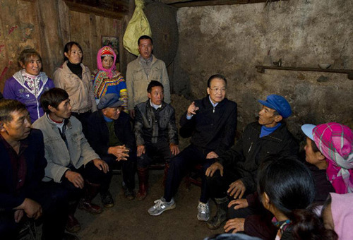 Chinese Premier Wen Jiabao (4th R) talks with villagers at Dalu Village of Weining County in Bijie City, southwest China's Guizhou Province, Oct. 6, 2012. Wen paid an inspection tour to Bijie City from Oct. 6 to 7.(Xinhua/Li Xueren)