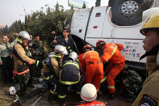 Firefighters rescue survivors of a traffic accident on the Qingdao-Yinchuan Expressway near Zibo, Shandong province, on Sunday. Fourteen people were killed and more than 40 injured after a bus crashed into two vehicles and rolled over. (Photo: Xinhua)