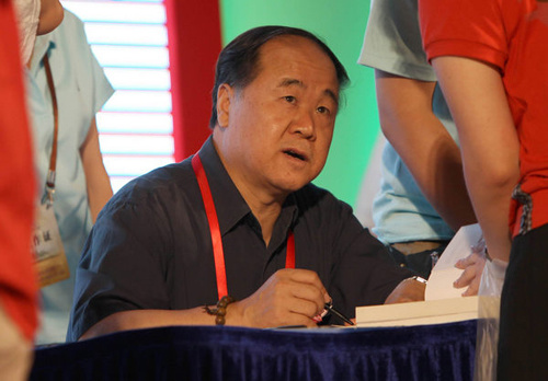 Chinese writer Mo Yan signs copies of his new book, Frogs, at a book fair in Shanghai in 2010. (Gao Erqiang / China Daily)