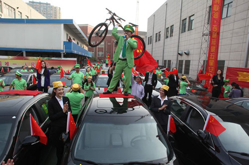 Chinese businessman and philanthropist Chen Guangbiao speaks during a ceremony offering 43 new cars to people whose Japanese-brand cars were damaged during anti-Japan protests, in Nanjing, Oct 10, 2012. [Photo/Asianewsphoto]