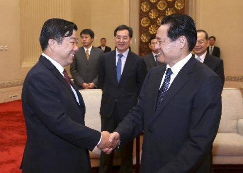 Zhou Yongkang (R, front), a member of the Standing Committee of the Political Bureau of the Communist Party of China (CPC) Central Committee, meets with Yang Zhaoshun (L, front) and other members a delegation from Shanghai before they delivered a report publicizing the story of Yang Zhaoshun, in Beijing, capital of China, on Oct. 12, 2012. As the Party chief in Shanghai's Zitengyuan community over the past 13 years, Yang, 55, has explored ways to better serve local residents in resolving disputes, helping the poor, facilitating and educating ex-convicts and enriching people's cultural life. (Xinhua/Pang Xinglei)
