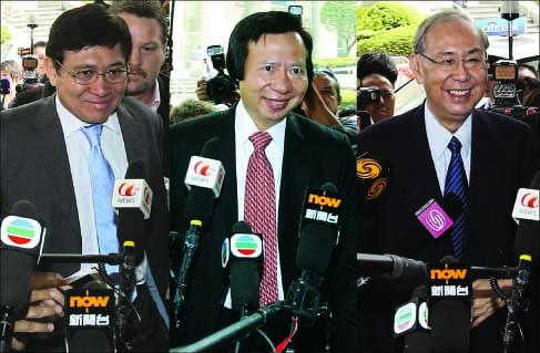 From left: Raymond Kwok, Thomas Kwok, both co-chairman of Sun Hung Kai Properties, and Rafael Hui, former chief secretary for administration, arrive at the Eastern Law Court on Friday. The Kwok brothers and Hui face eight charges.(Edmond Tang/China Daily)