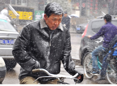 The first flurries of winter arrived in Yakeshi, the Inner Mongolia autonomous region, on Tuesday as a cold front engulfed many parts of China.[Yu Changjun/For China Daily]