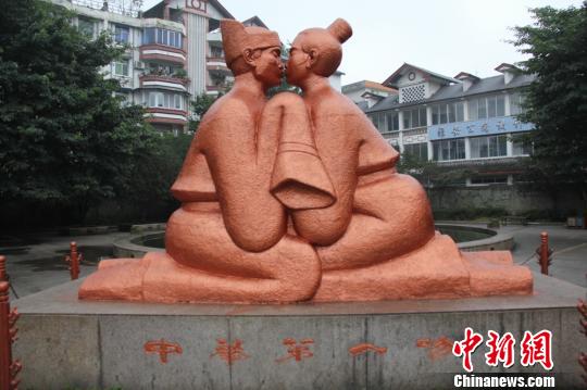Photo shows the China First Kiss statue erected on the street of Ya'an City, southeast China's Sichuan Province. (chinanews.com/ Wang Jianming)