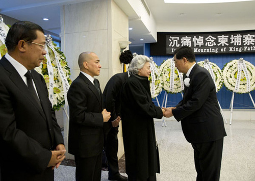 Chinese President Hu Jintao (1st R) shakes hands with Cambodian Queen Mother Norodom Monineath Sihanouk during the farewell ceremony of Cambodian King-Father Norodom Sihanouk in Beijing, capital of China, Oct. 17, 2012. (Xinhua/Li Xueren) 