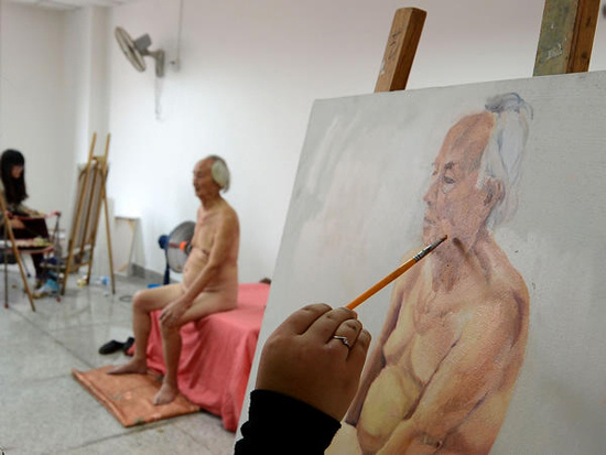 Wang Xuzhong, 84, poses as a nude model for art students at Southwest University for Nationalities in Chengdu, Sichuan province, on Oct 9. Along with Wang, many senior residents without stable income found that nude modeling can be a good job. Wang Xiao / for China Daily