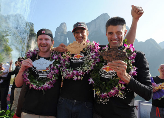 South African Julian Boulle (center), winner of the first World Wingsuit Championship in Hunan province on Thursday, poses for photos with competitors Norwegian Espen Fadnes (left) who took second place and Briton James Boole (right) who came third. Yang Huafeng / China News Service