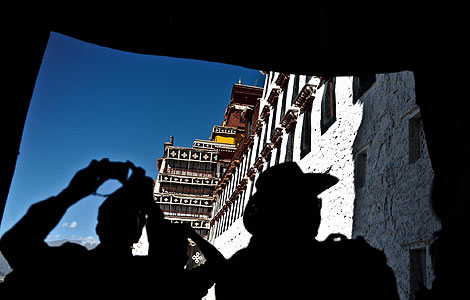 Visitors take pictures of the Potala Palace in Lhasa, Tibet autonomous region, Oct 16, 2012. [Photo/Xinhua]