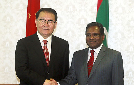Li Changchun, a member of the Standing Committee of the Political Bureau of the Central Committee of the Communist Party of China, meets with Maldivian President Mohamed Waheed in Male, Oct 20, 2012. [Photo/Xinhua]  