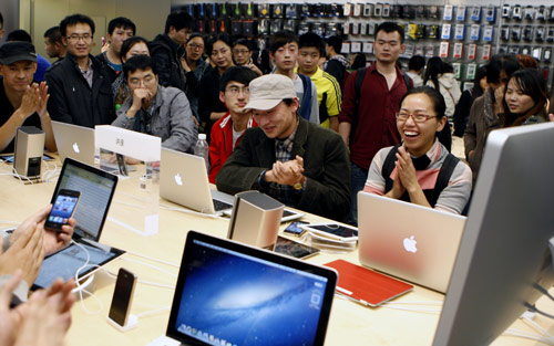 Consumers besiege Asia's largest Apple store, which opened on Beijing's Wangfujing shopping street. Zhu Xingxin/China Daily