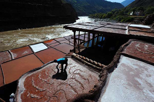 A villager works in a salt pan in the Naxi ethnic county of Qamdo, Tibet autonomous region, Oct 21, 2012. [Photo/Xinhua] 