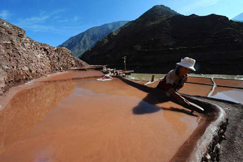 A villager works in a salt pan in the Naxi ethnic county of Qamdo, Tibet autonomous region, Oct 21, 2012. [Photo/Xinhua]