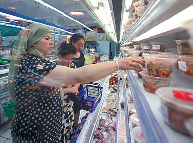 Customers select halal food at a supermarket in Urumqi, the Xinjiang Uygur autonomous region. Wang Jing / China Daily