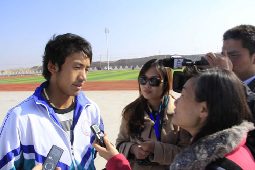 Li Caozhi, a Tibetan freshman from Zhouqu, is interviewed by reporters at Lanzhou New Area Zhouqu Middle School in Lanzhou, capital city of Northwest China's Gansu province on Oct 23, 2012. [Photo provided to chinadaily.com.cn by Dong Xianchao]