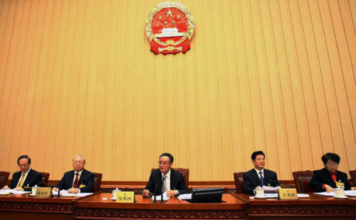 Wu Bangguo (C), chairman of the National People's Congress (NPC) Standing Committee, presides over the first plenary meeting of the 29th session of the 11th NPC at the Great Hall of the People in Beijing, capital of China, Oct. 23, 2012. (Xinhua/Fan Rujun) 