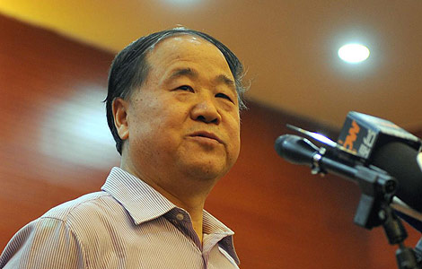Mo Yan, China's first Nobel literature laureate, talks to reporters in Gaomi, Shandong province, Oct 12, 2012. [Photo/Xinhua]