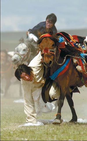 The annual horse racing festival, held in Nagqu, attracts people in their best outfits, performing stunts on horseback and participating in wrestling, dancing, singing and feasting. Wen Tao / Xinhua
