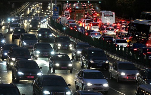Vehicles are stuck on a highway around Dongzhimen in Beijing on Sept 26. Zou Hong / China Daily