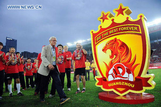 Guangzhou Evergrande defended its Chinese Super League title on Saturday after beating Liaoning Hongyun 1-0 at home in the penultimate round. (Xinhua/Liu Dawei)