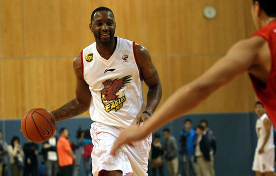Tracy McGrady attends the first training session with his new team Qingdao Eagles of CBA in Qingdao, East China's Shandong province, Oct 25, 2012. [Photo by Cui Meng/chinadaily.com.cn]