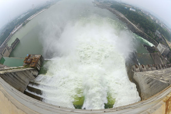 Floodwater is released from the Danjiangkou Dam, a hydropower project on the Hanjiang River in Hubei province, on July 30. The reservoir serves as a major water source along the middle route of the South-to-North Water Diversion Project. [Photo / Xinhua]