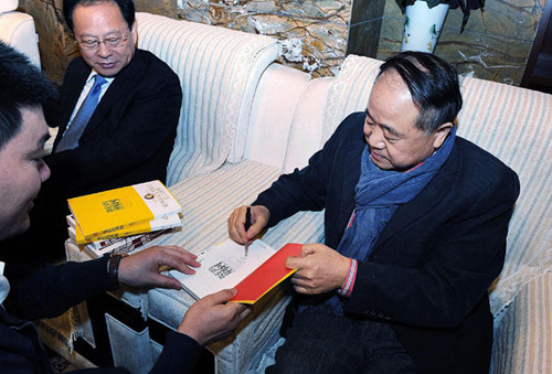 Nobel Literature Laureate Mo Yan signs books for his fans at the Red Sorghum Cultural Festival in Gaomi city, Shandong province, on Oct 29, 2012. The third Red Sorghum Cultural Festival became a much bigger event this year after Mo Yan won the Nobel Prize. Mo, author of the novel Red Sorghum, said he hopes other Chinese writers and artists can receive more attention now. [Photo/Xinhua]