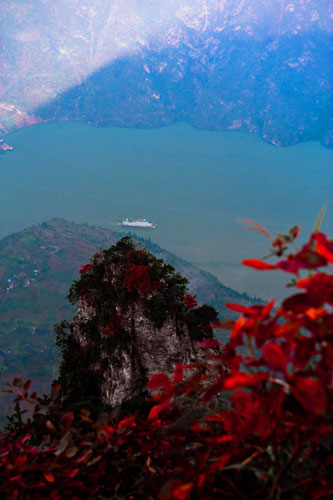 Mountains along the Three Gorges region of the Yangtze River are covered with red leaves, in Badong county, Central China's Hubei province, Oct 30, 2012. The Three Gorges span from Fengjie in northwest China's Chongqing to Yichang in Hubei province. It attracts global attention due to the Three Gorges Dam, the world's largest hydropower station. [Photo/Xinhua]