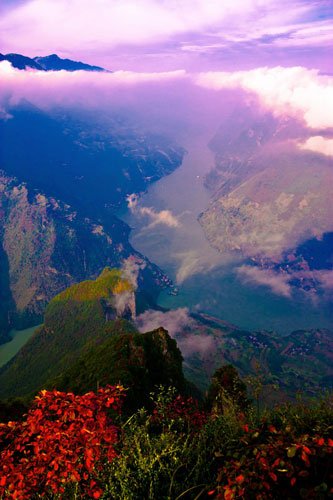 Mountains along the Three Gorges region of the Yangtze River are covered with red leaves, in Badong county, Central China's Hubei province, Oct 30, 2012. The Three Gorges span from Fengjie in northwest China's Chongqing to Yichang in Hubei province. It attracts global attention due to the Three Gorges Dam, the world's largest hydropower station. [Photo/Xinhua]