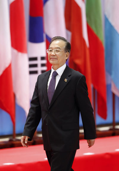 Premier Wen Jiabao arrives for the opening ceremony for the ASEM Summit in Vientiane, Laos, on Monday. [Photo/Agencies]