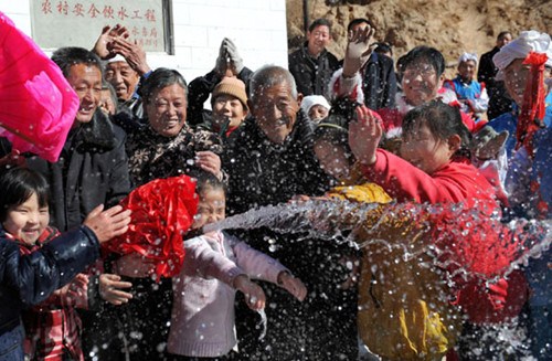 Villagers attend a ceremony to celebrate the success of drinking water engineering in Suide county, Yulin city, Shannxi province, on Nov 4, 2012. [Photo/Xinhua] 