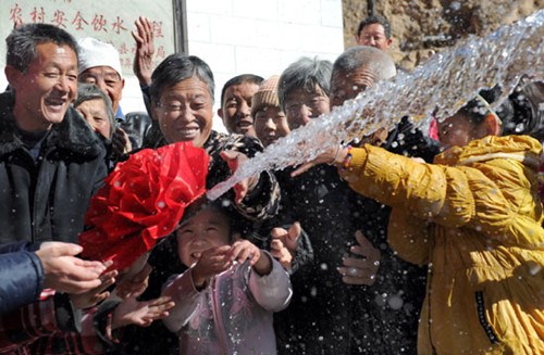 Villagers attend a ceremony to celebrate the success of drinking water engineering in Suide county, Yulin city, Shannxi province, on Nov 4, 2012.[Photo/Xinhua]