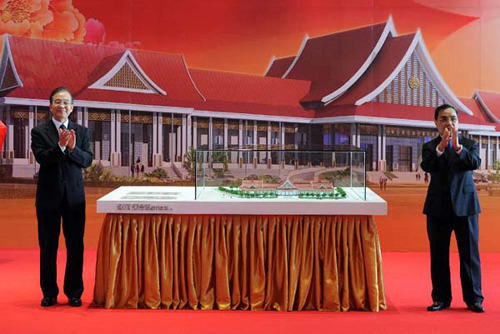 Chinese Premier Wen Jiabao (L) and Lao Prime Minister Thongsing Thammavong attend the inauguration ceremony of the Laos National Convention Center in Vientiane, capital of Laos, Nov. 5, 2012. (Xinhua/Zhang Duo) 