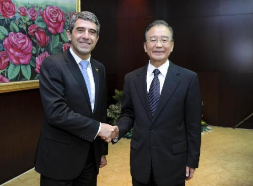 Chinese Premier Wen Jiabao (R) meets with Bulgarian President Rosen Plevneliev in Lao capital of Vientiane on Nov. 5, 2012. They were in Vientiane to attend the 9th Asia-Europe Meeting (ASEM) Summit opened on Monday. (Xinhua/Zhang Duo)