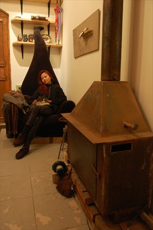 Beijing artist Fang Xinxin braves cold with her self -designed fire stove. Photo: Jonny Clement Brown/GT 