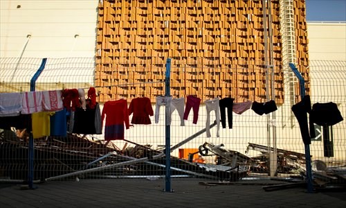 Construction workers hang washing out to dry in front of the Caribbean Community Pavilion. The workers live in temporary housing on the Expo site. Photo: Cai Xianmin/GT 