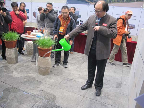 Qin Shengyi displays permeable bricks to journalists on Tuesday. [Photo/China Daily] 
