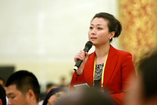 China Daily reporter Zhu Zhe asks a question during the first news conference for the 18th National Congress of the Communist Party of China, at the Great Hall of the People in Beijing, on Wednesday. DONG DE / FOR CHINA DAILY