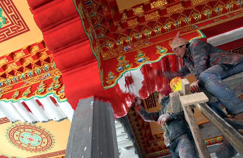 Workers paint a temple that was reconstructed after a 7.1-magnitude quake in April 2010, in Yushu Tibetan autonomous prefecture, Qinghai province, on Oct 25. ZHANG WEI / CHINA DAILY