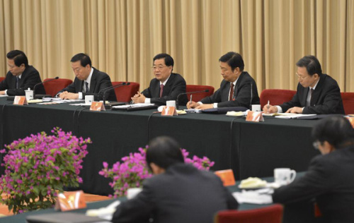 Chinese President Hu Jintao (C), also general secretary of the Central Committee of the Communist Party of China (CPC), joins a panel discussion of the Jiangsu delegation to the 18th National Congress of the Communist Party of China (CPC) in Beijing, capital of China, Nov. 9, 2012. (Xinhua/Wang Ye)