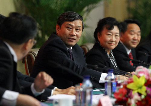 Sun Zhijun, deputy head of the Publicity Department of the Communist Party of China Central Committee (center); Zhao Shaohua, vice-minister of culture (second right); and Jiang Jianguo, vice-minister of the General Administration of Press and Publication 