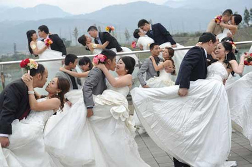 Husbands kiss their wives at a group wedding in Chengdu, capital of Sichuan province in Southwest China, on Sunday. MO XIAO / FOR CHINA DAILY