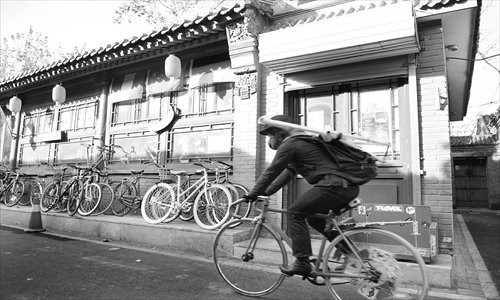 A foreign woman cycles along Wudaoying Hutong, Dongcheng district on Monday. Photo: Li Hao/GT