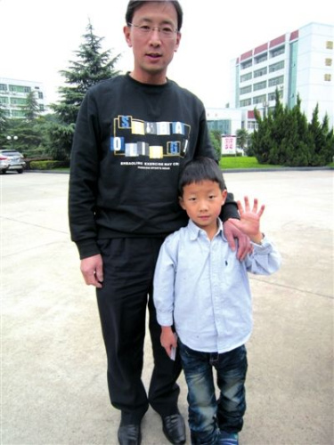 Wang Shaoyan and his son Wang Dingsen. [The Wuhan Morning Post]  