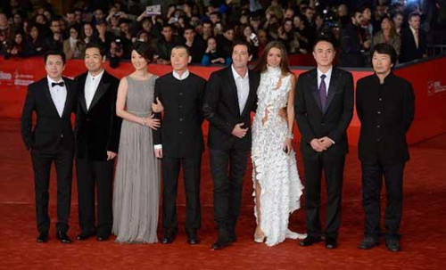 Chinese director Feng Xiaogang (4th L), together with cast members and creators pose on the red carpet for the premiere of the film Back to 1942 at the 7th Rome Film Festival in Rome, capital of Italy, late Nov. 11, 2012. (Xinhua/Wang Qingqin)