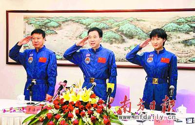 The three astronauts who performed Chinas first manned space docking mission have arrived in Zhuhai to attend the 9th China International Aviation and Aerospace Exhibition.