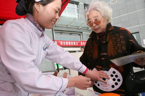 A nurse shows a diabetic where on her body to inject insulin, at the Xiangyang No 1 People's Hospital in Hubei province in November 2011. GONG BO / FOR CHINA DAILY