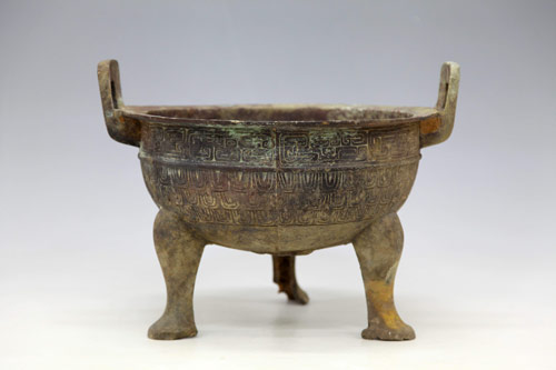 The bronze cauldron, a national grade one artifact, changed hands six times and was finally found in Haining, Zhejiang province, in October. Provided to China Daily