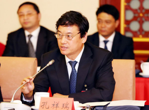 Kong Xiangrui, a delegate of the 18th CPC National Congress, speaks at a group discussion in Beijing among delegates from Tianjin, Nov 13, 2012. [Photo/Xinhua] 