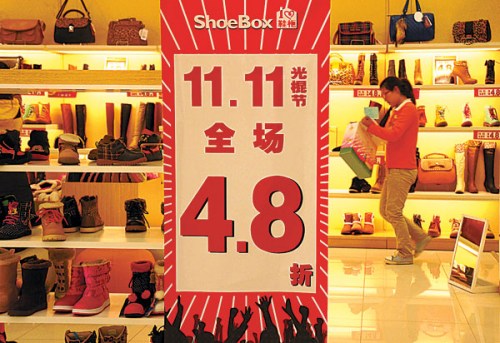 A department store in Zhengzhou, capital of Henan province, offers a 52 percent discount on Nov 11, Singles' Day, to compete with e-commerce giants such as Alibaba Group Holding Ltd that used the occasion to promote their sales with deep price cuts. Provided to China Daily