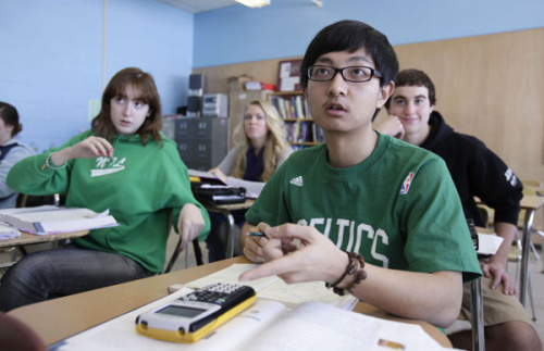Chinese student Zou Minzhe answers a question in a statistics class at Orono High School in Orono, Maine, United States, on March 8, 2011. Zou has credited his year at the school with helping him get accepted to five US colleges. Robert F Bukaty / for China Daily 